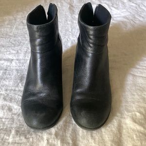 Clarks Genuine Soft Leather Woman Heeled Ankle Boot, Black, Size 10